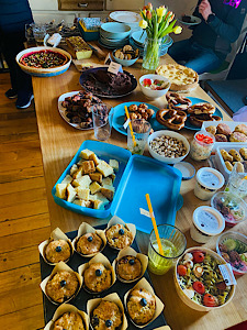 Ein Tisch voll beladen mit leckeren Speisen für das Geburstagsbuffet von Barbara Plaschka. Salate, Muffins, Dips, Quiche, Kuchen und vieles mehr