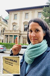 Barbara Plaschka steht vor dem Gebäude des Piper Verlags in München 