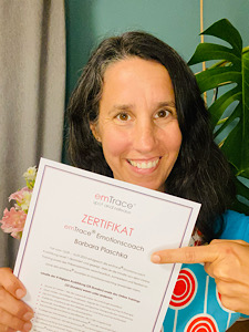 Barbara Plaschka zeigt stolz ihr Zertifikat zum erfolgreichen Abschluss als emTrace® Emotionscoach