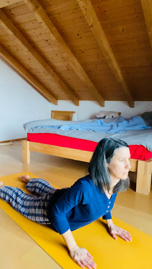 Yogamatte liegt vor dem Bett. Barbara Plaschka macht Sonnengruß 